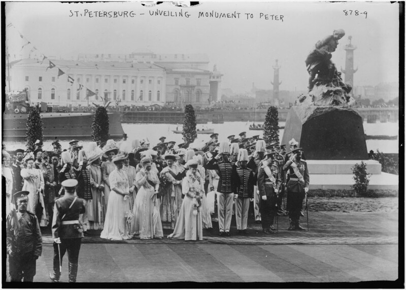 27 июня 1909 года в Санкт-Петербурге открыли памятник «Пётр I спасает погибающих в Лахте в 1724 году».