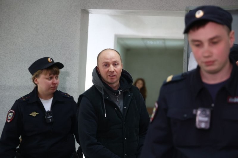 "У меня ничего нет, я сельский житель": в гараже арестованного силовика в Екатеринбурге нашли несколько элитных машин