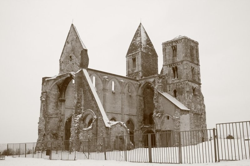 Средневековая монастырская церковь Премонтре в Жамбеке