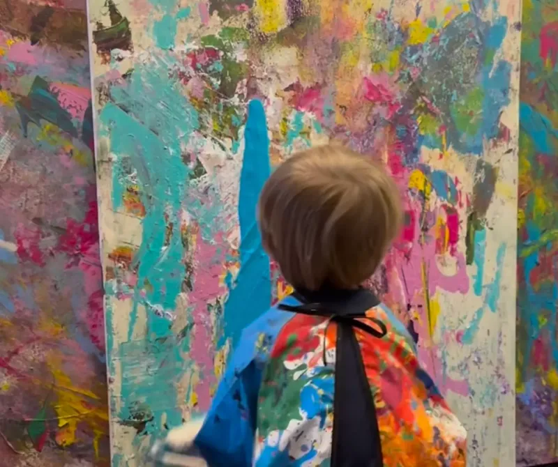Коллекционеры готовы платить тысячи долларов за картины 2-летнего ребёнка