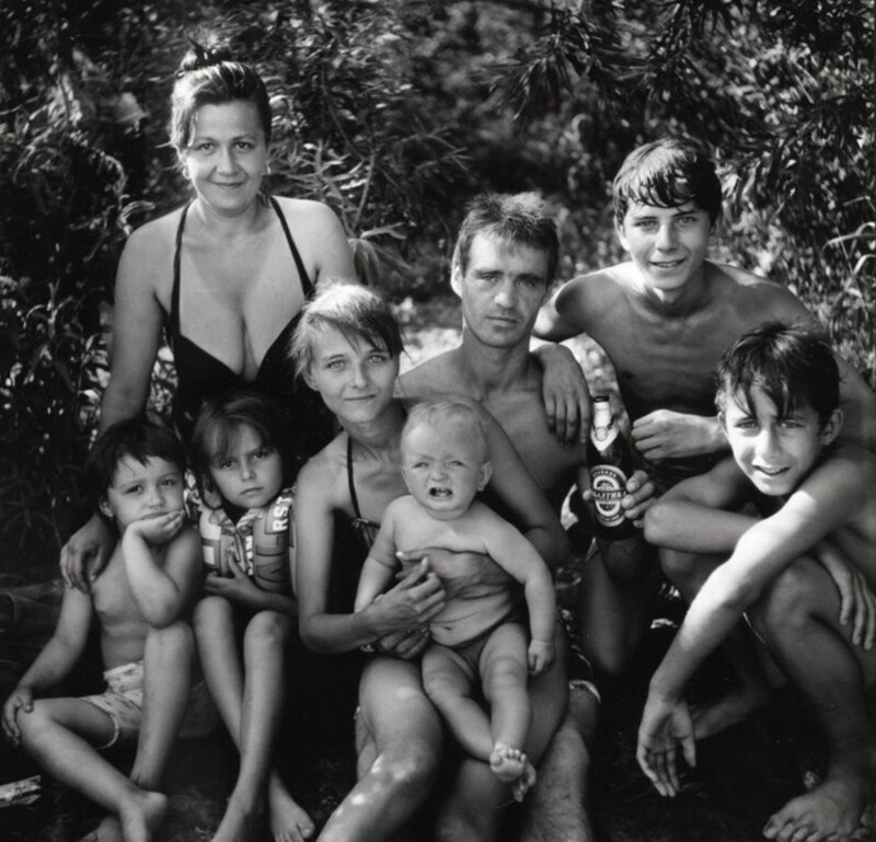Черно-белое фото детей и взрослых на пляже