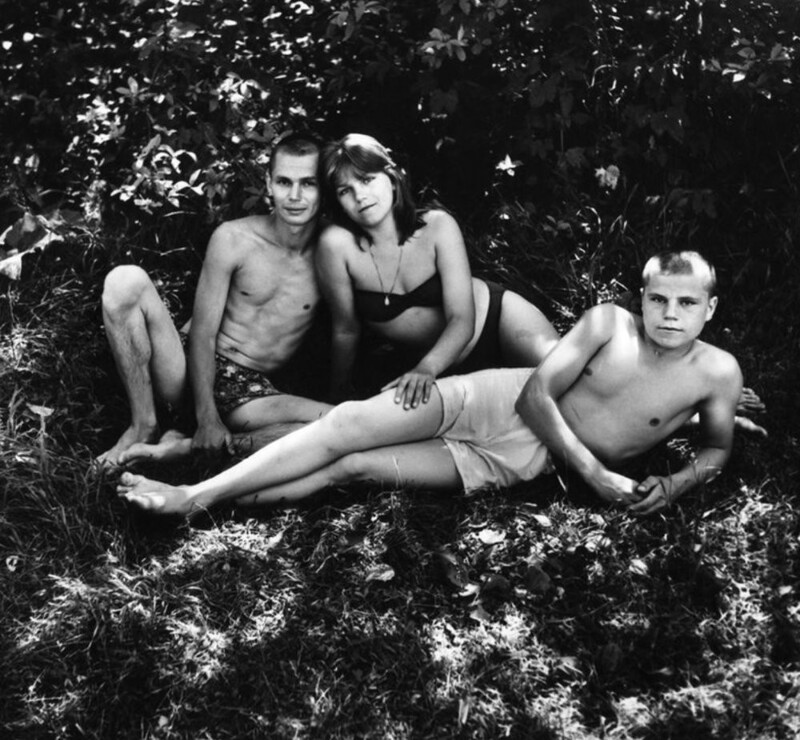 Черно-белое фото друзей в купальниках