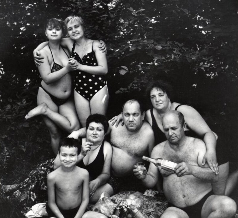 Черно-белое фото семейного пикника на пляже