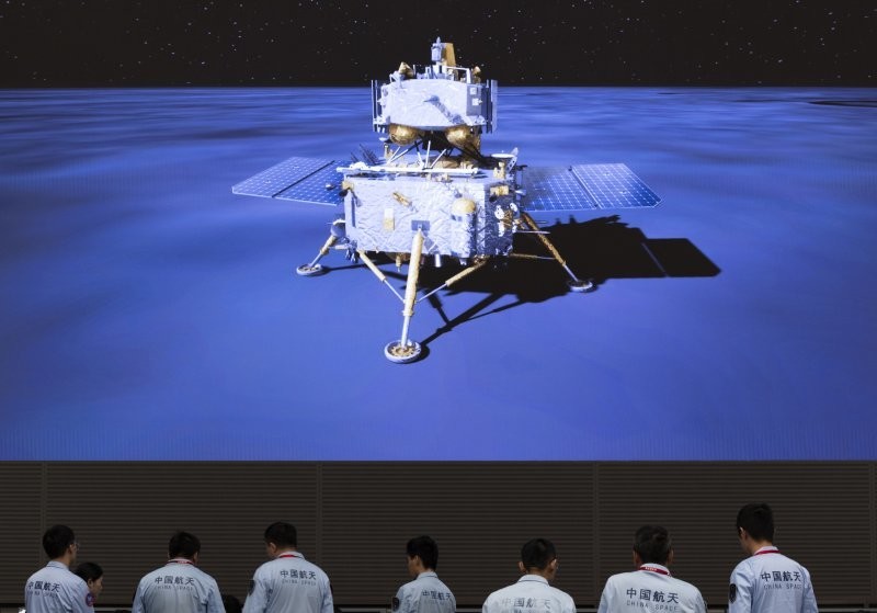 Китайский зонд "Чанъэ-6" впервые в истории смог взять образцы грунта с обратной стороны Луны