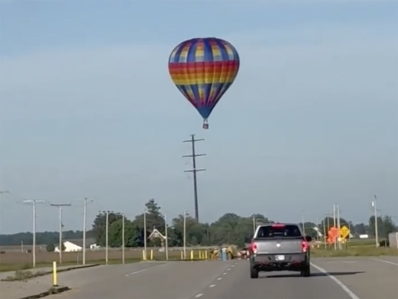 В США воздушный шар с людьми врезался в линию электропередач