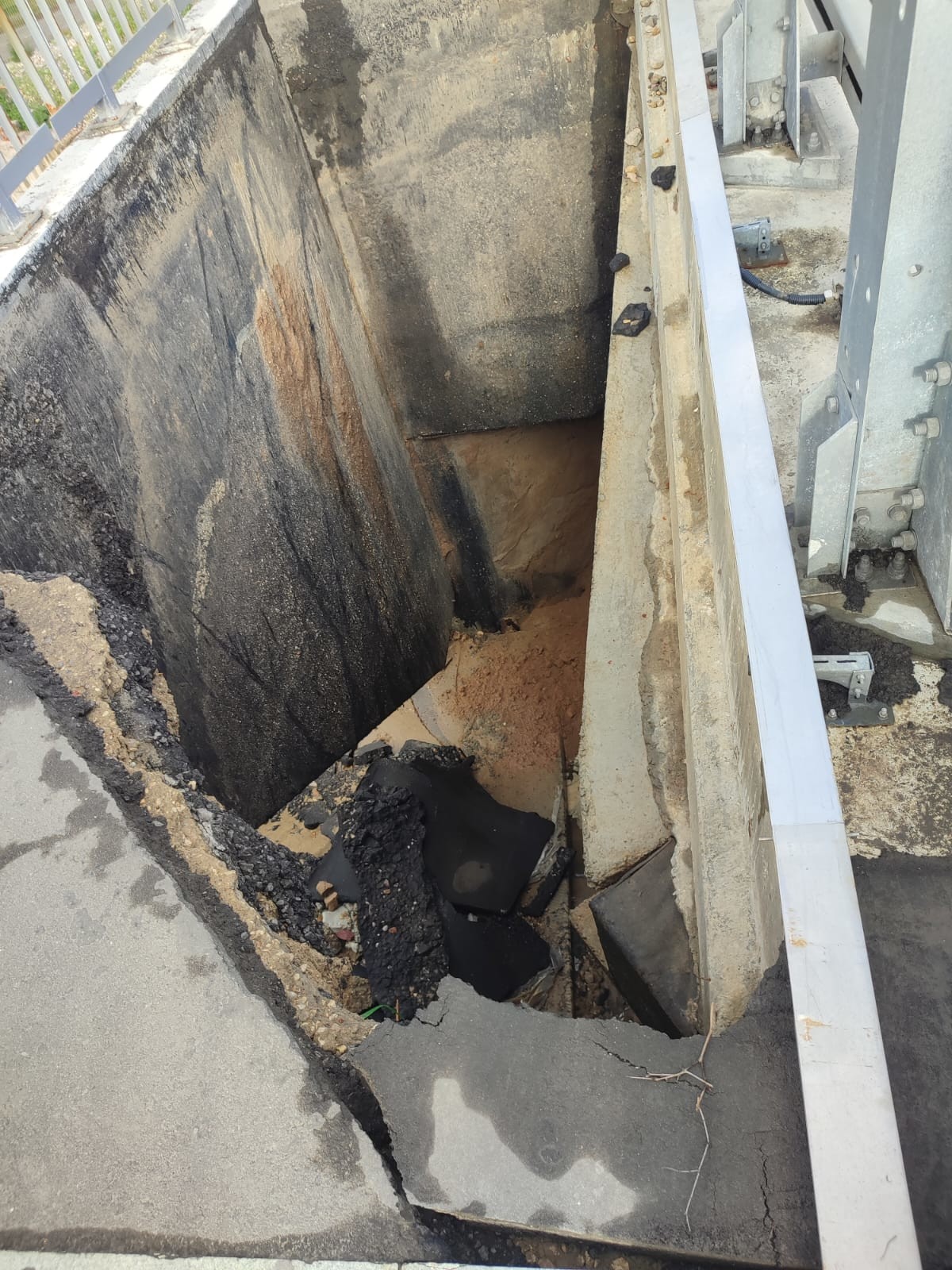 В Москве опять смыло часть дороги