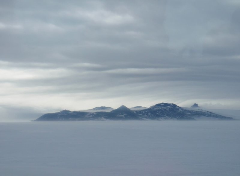 19. Станция Мак-Мердо, крупнейшее исследовательское поселение в Антарктиде, находится на острове с активным вулканическим извержением