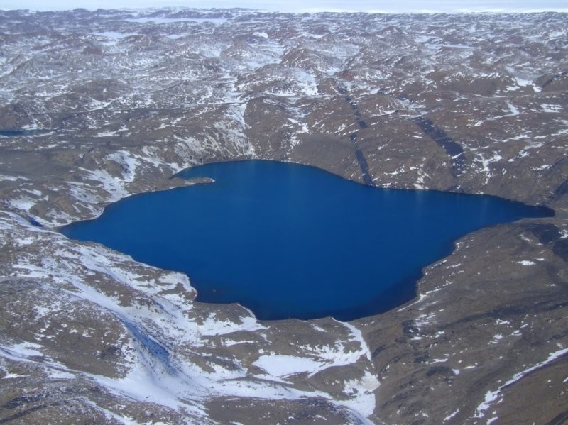 4. В Антарктиде есть озеро Глубокое. Оно в 10 раз солонее, чем океаны,  никогда не замерзает. Условия в озере настолько неблагоприятны, что почти ничто не может там выжить