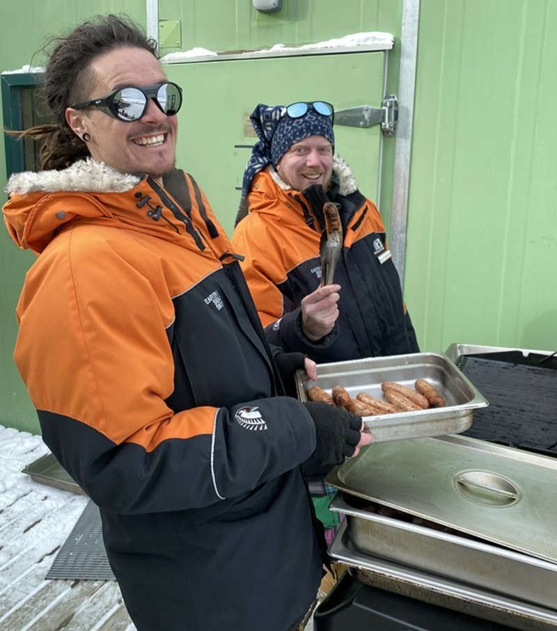 2. В Антарктиде исследовательские центры «подогревают» свои холодильники, чтобы избежать перемерзания продуктов и дать им возможность оттаять, поэтому большая часть пищи, подаваемой исследователям, часто оказывается просроченной