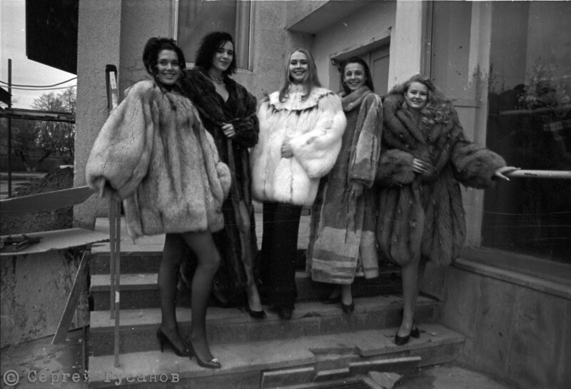 Девушки в шубах от торгового дома «Унивест». Тюмень, 1994 год.
