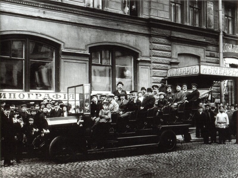 Ещё из новинок городского хозяйства - в 1911 году в Петербурге стали появляться полноценные автобусы.