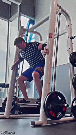 Что он здесь делает?