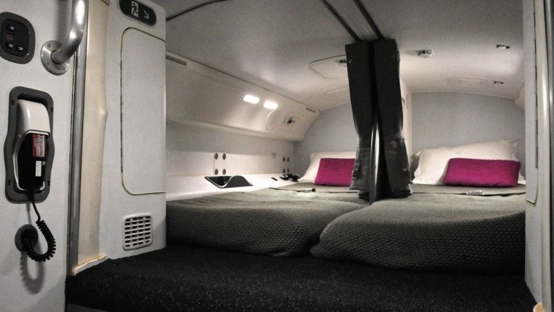 Пассажиры никогда не увидят: как выглядят комнаты в самолете, где спят стюардессы