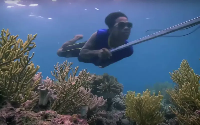 Уникальный ген племени баджо, позволяющий плавать под водой по 5 часов в день