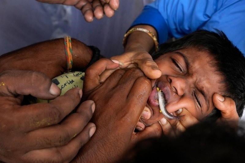 В индийский город съезжаются толпы за "чудодейственным средством" от астмы