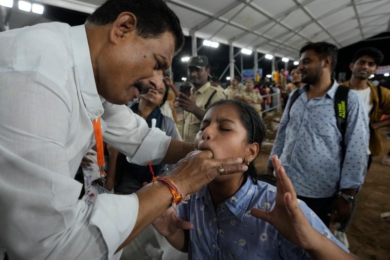 В индийский город съезжаются толпы за "чудодейственным средством" от астмы