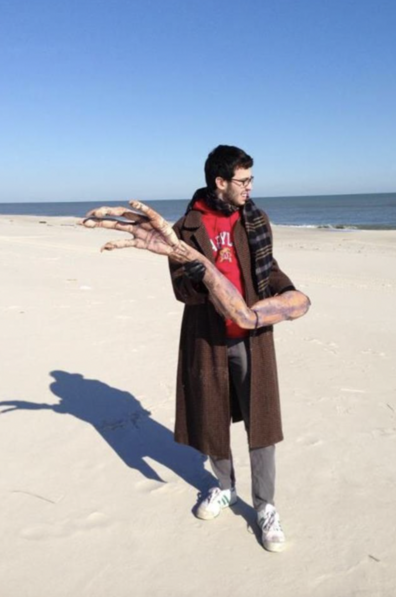13. «Вот что нашлось сегодня на пляже. Это рука Когтя Смерти из вселенной Fall Out, вероятно, фрагмент рекламной статуи или чего-то подобного»