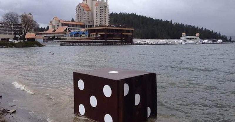 1. В 2017 году на пляж озера в Айдахо (США) выбросило гигантский металлический игровой кубик, и все были в большом недоумении