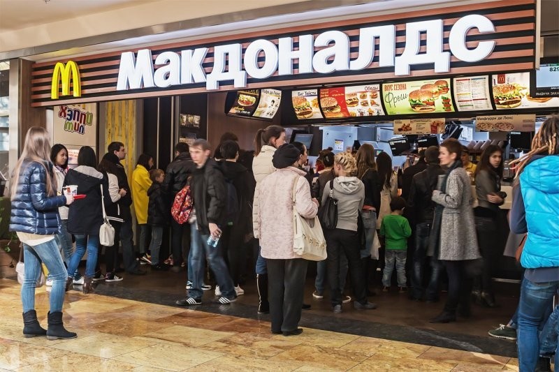 Москвич смог отсудить почти миллион у компаний «Макдоналдс» и «Вкусно — и точка»