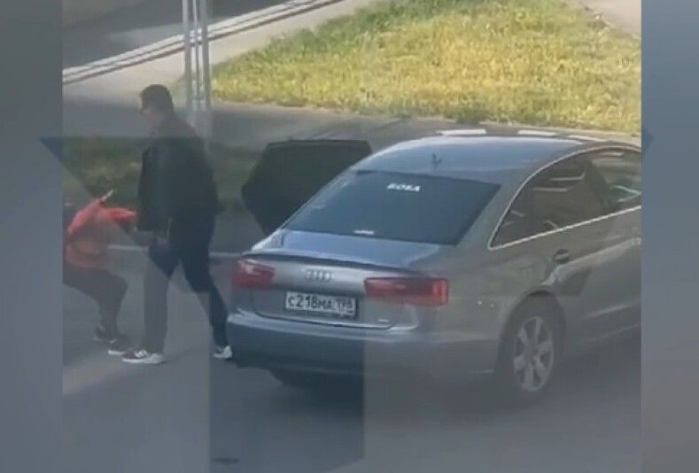 В Питере мужчина на Audi напал на школьника и пытался затащить его в машину: мальчик хулиганил и дерзил