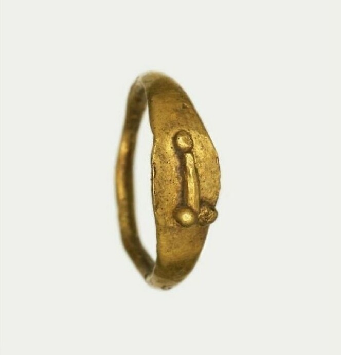 17. Римское золотое кольцо на удачу с фаллосом на рельефе, датируемое I веком н.э.