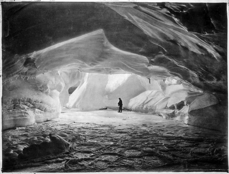 15. Фрэнк Херли фотограф в прибрежной пещере на берегу залива Содружества, 1911 год
