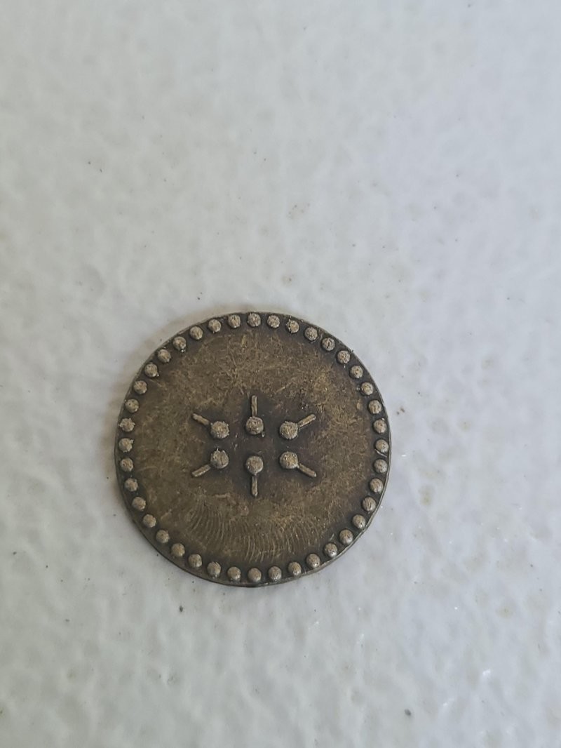Работа "иллюминатов": в бумажнике мужчины нашли загадочную редкую монету
