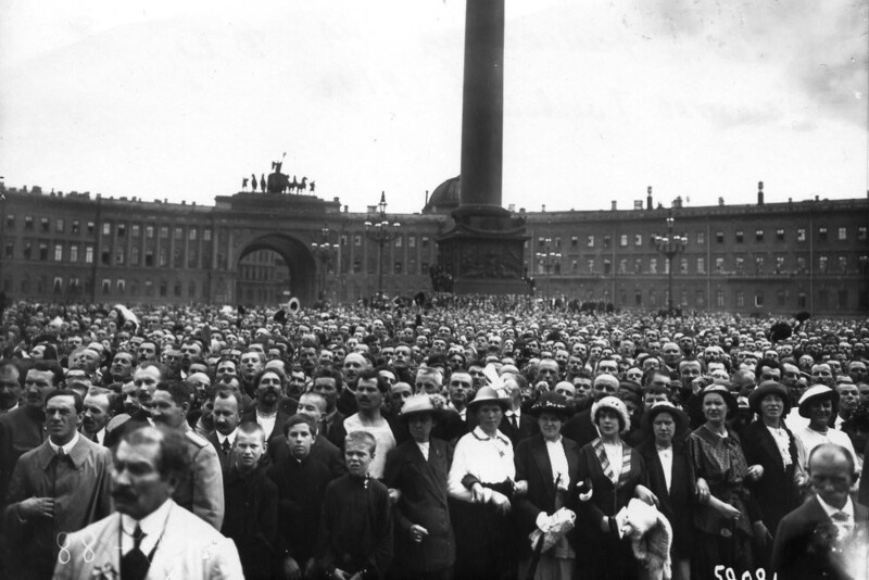 Жители города собрались на Дворцовой площади чтобы прослушать высочайший Манифест императора о вступлении в войну.