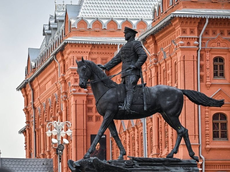 На памятнике Жукову в Москве опять появилась надпись «ГУР»