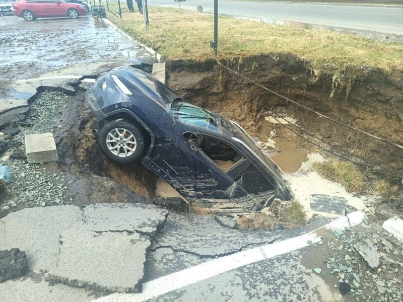 В Барнауле припаркованный Jeep Cherokee провалился в яму с кипятком