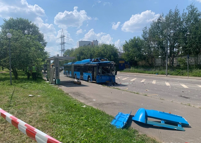 На крыше автобуса в Москве взорвался газовый баллон, пострадали водитель и пассажир