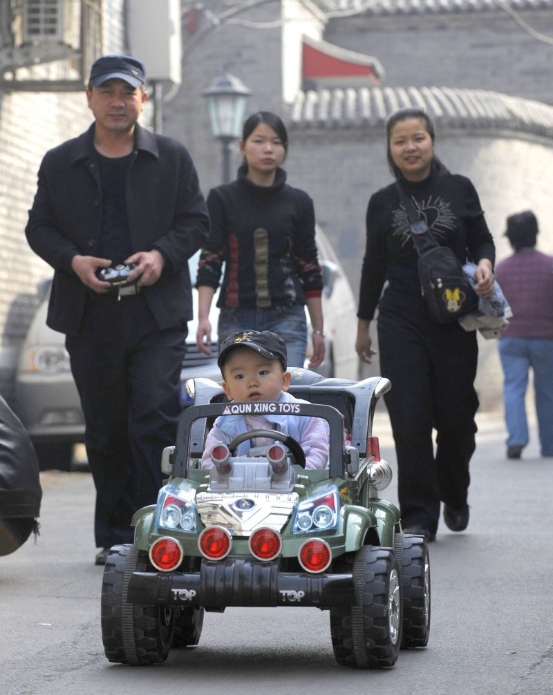 Мужчина в Китае судился за право парковать игрушечные машины сына
