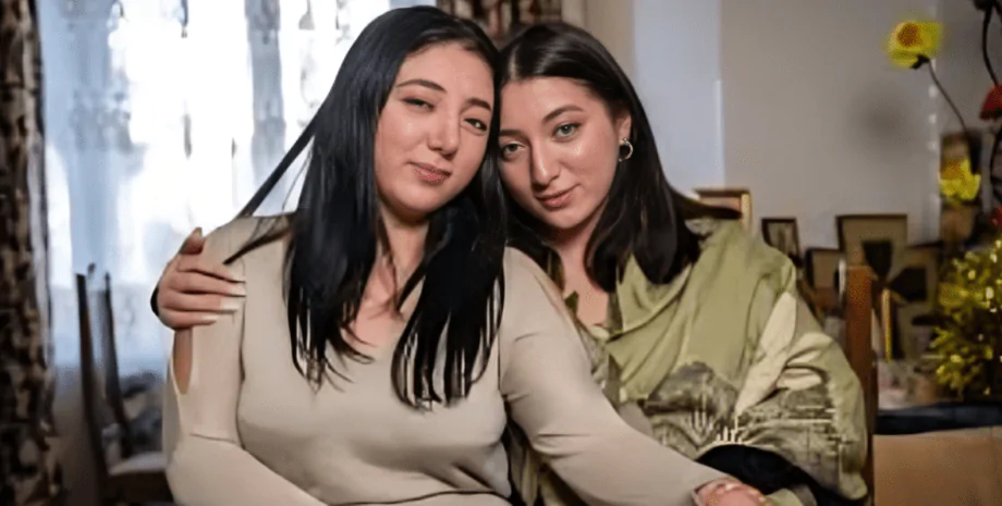 Сестры-близняшки нашли друг друга спустя 17 лет после разлуки с помощью соцсетей