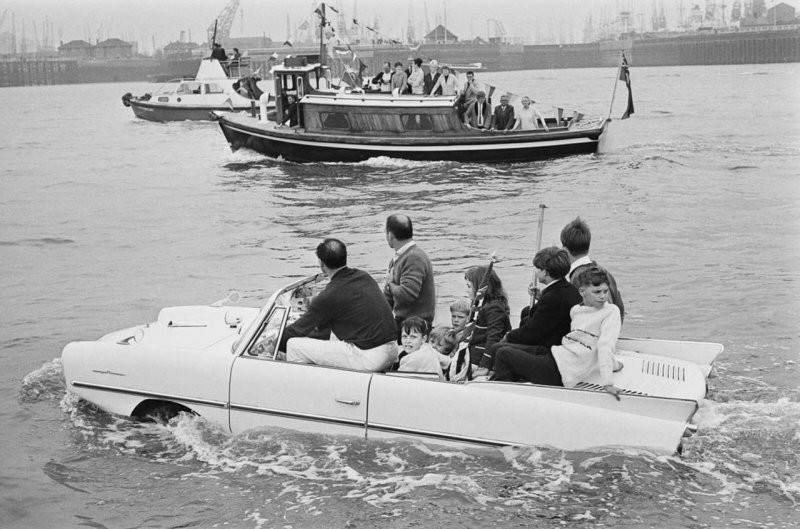 Западногерманский четырёхместный плавающий автомобиль Amphicar. 1960-е