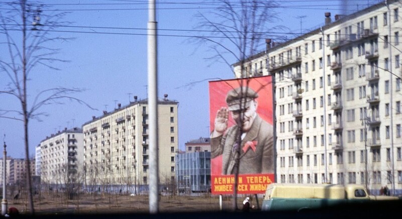 Ленин машет рукой с плаката на улице Фрунзенский вал (ныне - Хамовнический вал).