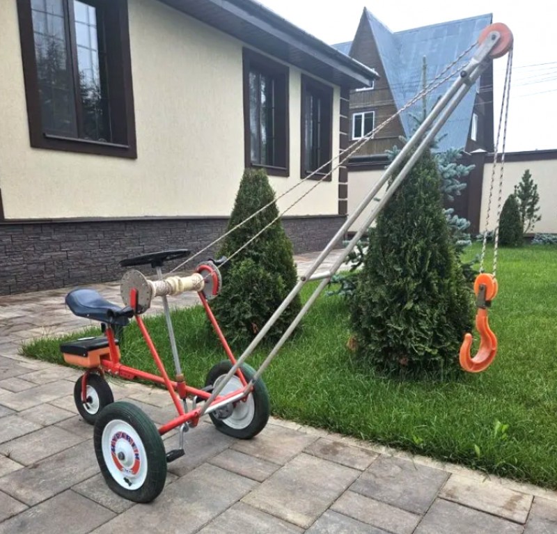 Подъемный кран с педалями: детская техника времен СССР