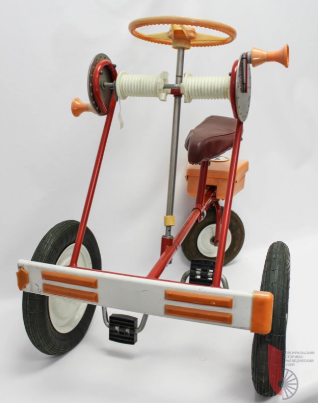 Подъемный кран с педалями: детская техника времен СССР