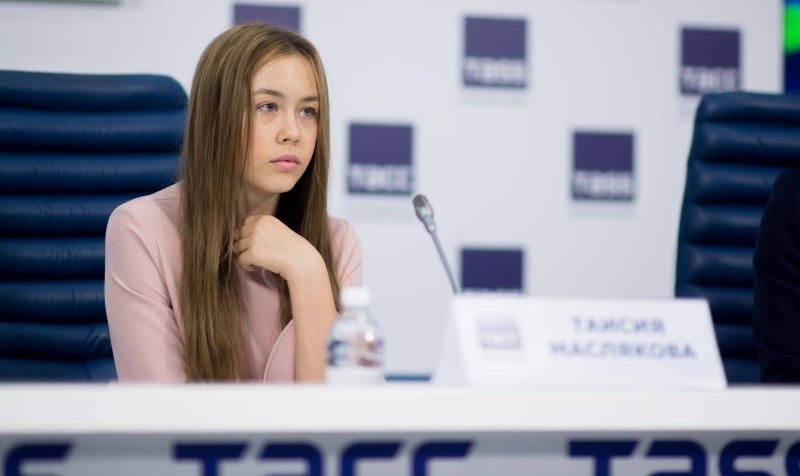 А ей точно 17? Несовершеннолетняя внучка Маслякова увлеклась пластическими операциями