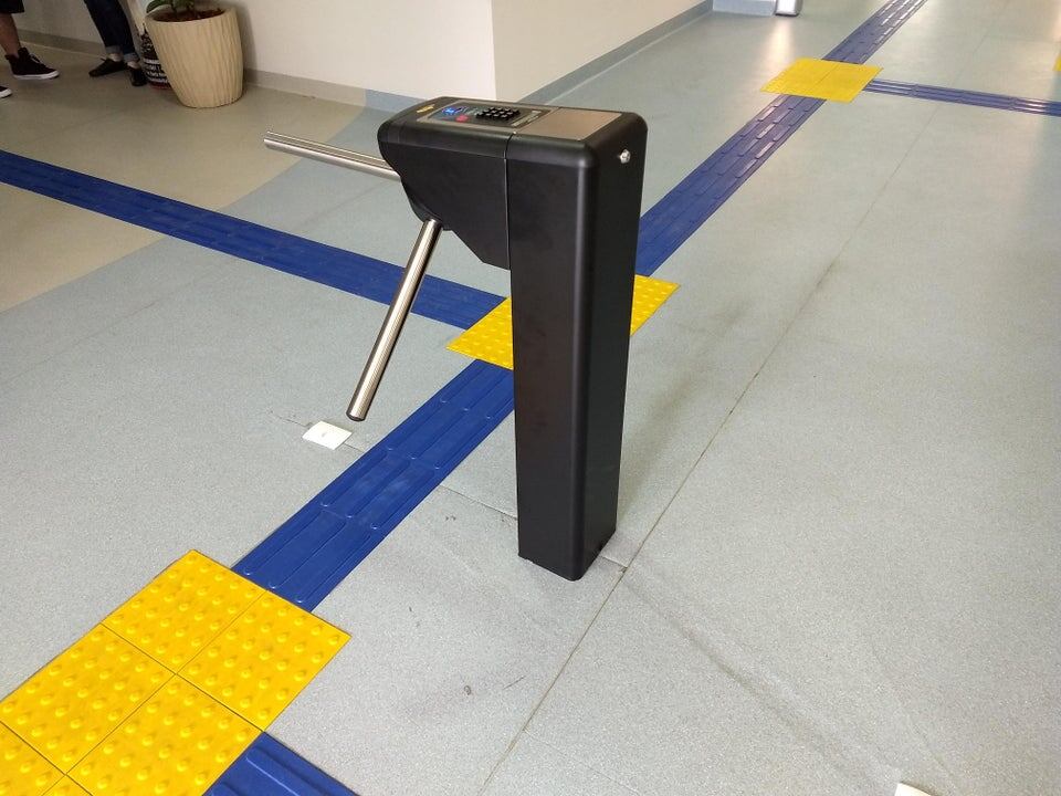 Турникет посреди школьного коридора. Кого куда он может не пропустить?