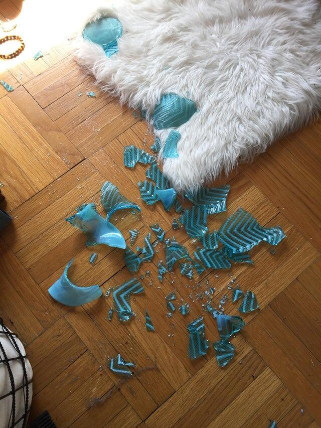 1. «Я переезжала 15 раз, но разбила эту вазу тогда, когда впервые за 30 лет решила её помыть»