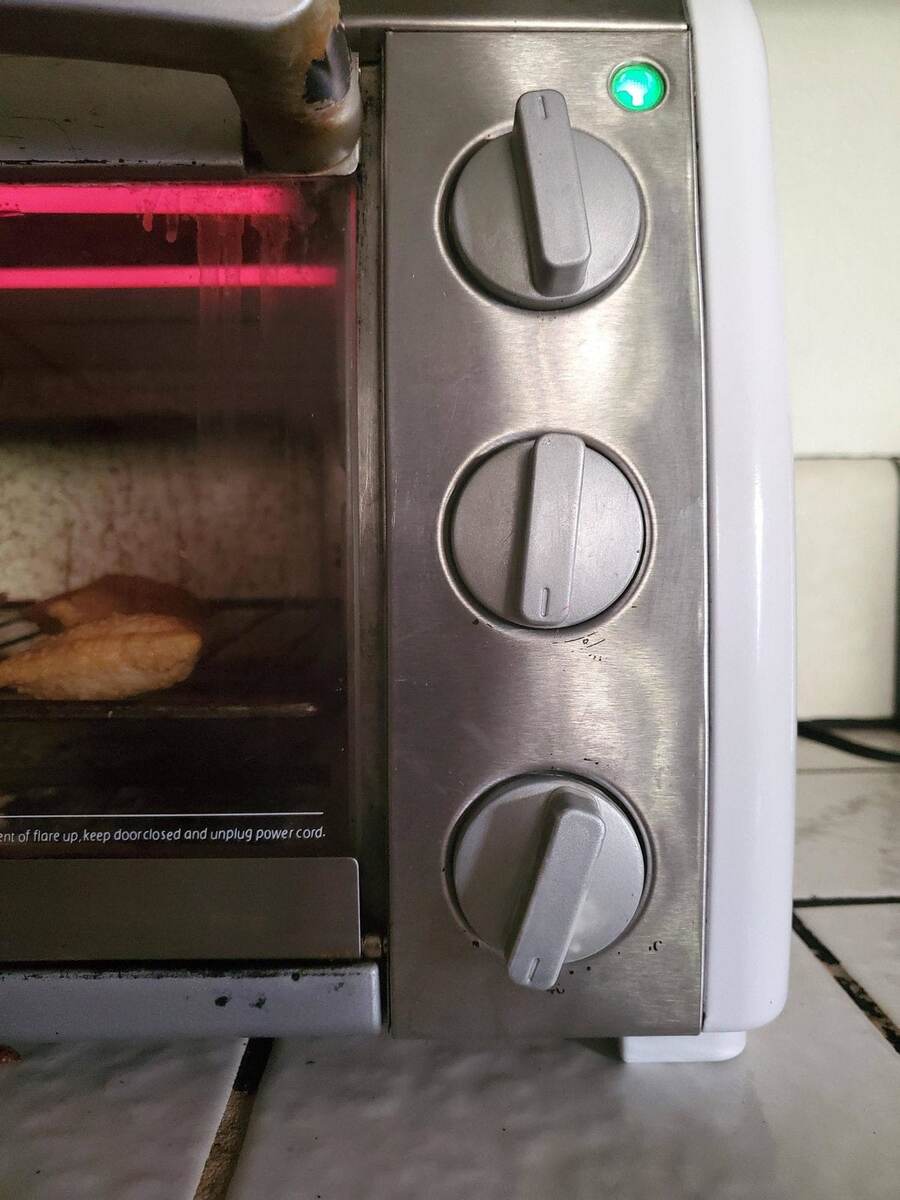 5. Когда так любишь чистоту, что даже стираешь все цифры и маркировки с микроволновки.