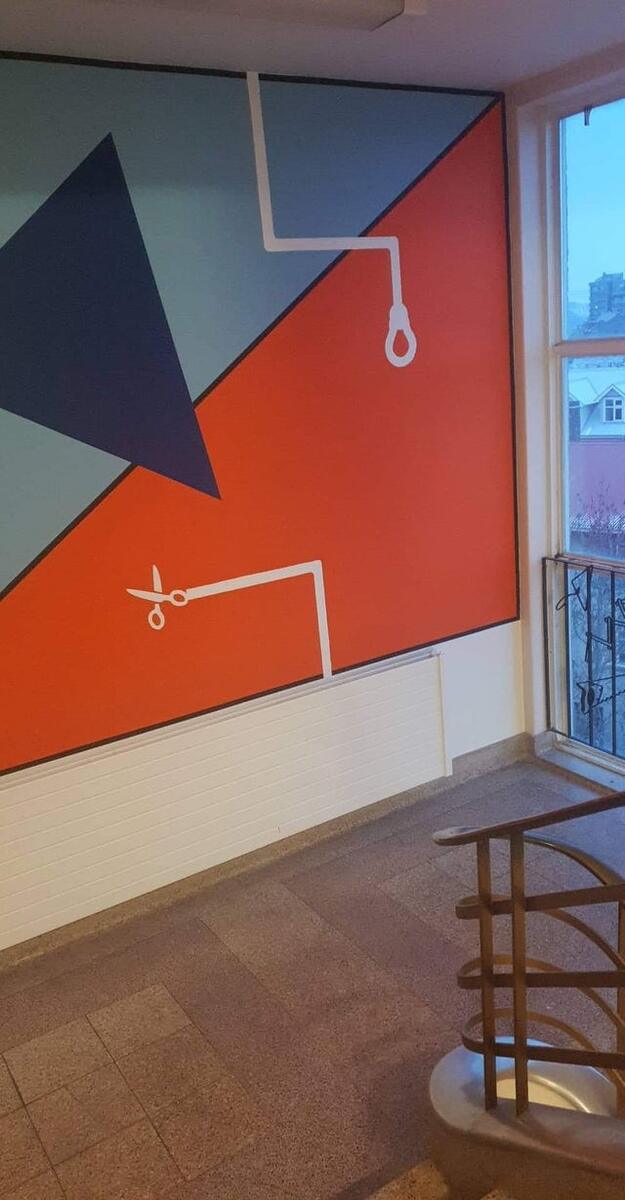 Симпатичный дизайн одной из школьных стен. Нет, это вообще-то лампочка