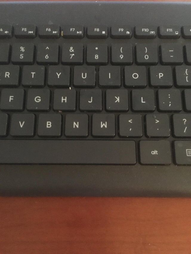 15. «Я устал, пока чистил клавиатуру, поэтому теперь у меня две W и перевёрнутая K»