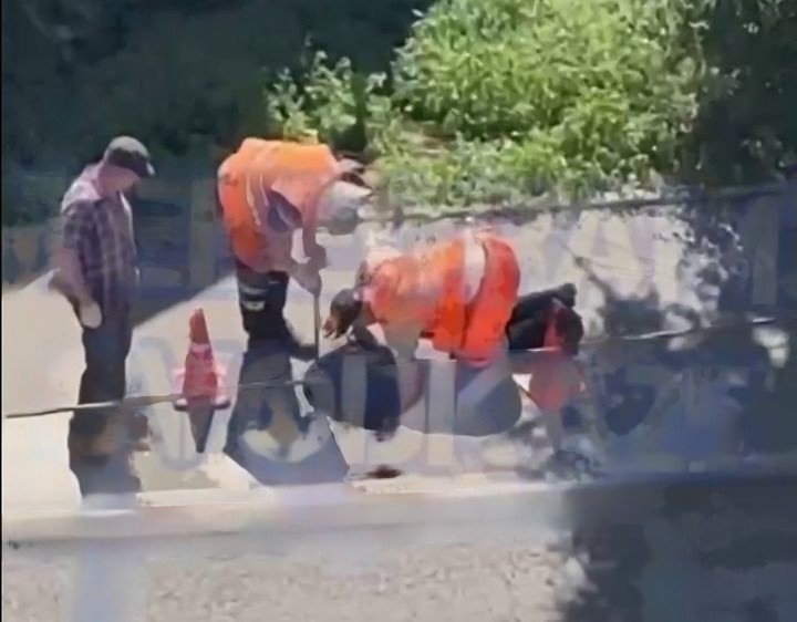 Во Владивостоке мужчина провалился в приоткрытый люк