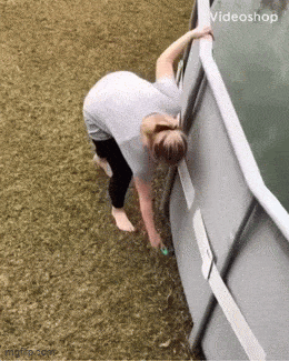 Она хотела быстро слить воду из бассейна