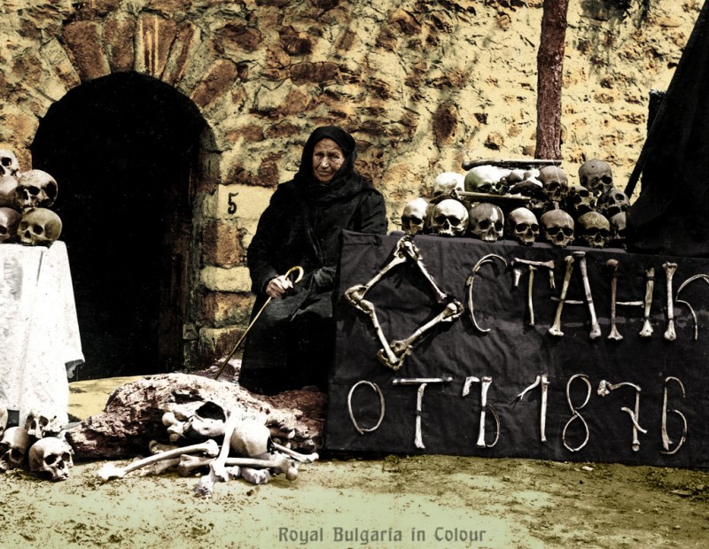 Выжившая после резни в Батаке на руинах деревни, Болгария, 1927 год.