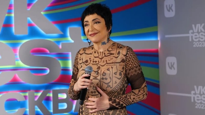 «Пятьдесят лбов и я - девочка»: Лолита пожаловалась, что активисты «Русской общины» хотели сорвать её концерт в Ярославле