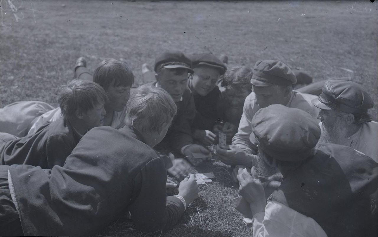 Деревенские ребята за игрой в карты. Карелия, 1927.  Автор А. А. Беликов
