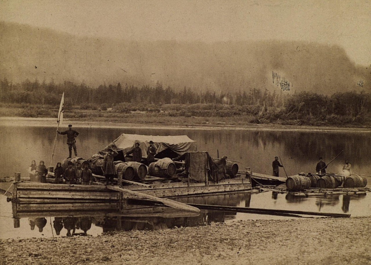 Переправа по реке Лене на судне-карбасе. Якутия (Саха), вторая половина XIX в.