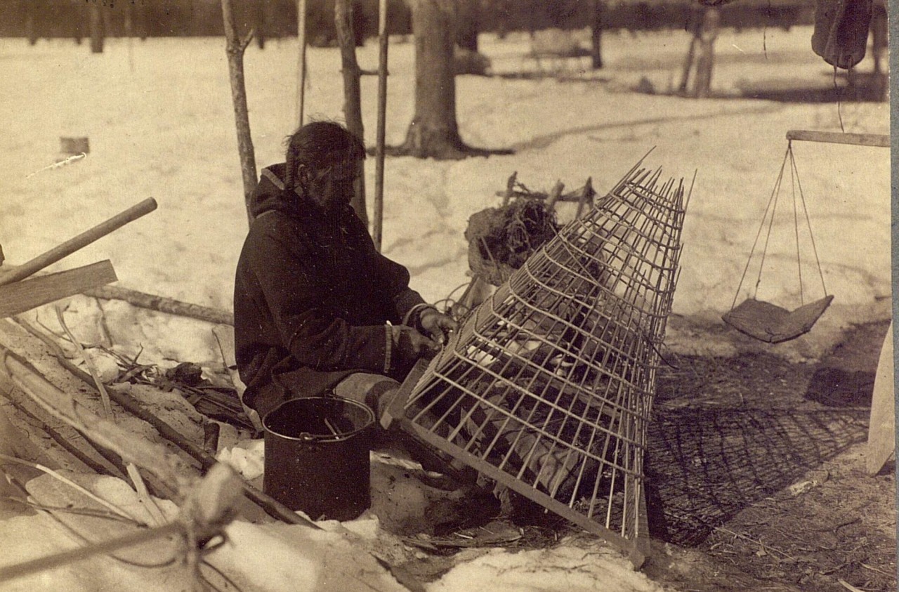 Рыбак за плетением рыбной ловушки гимги (морды). Ханты, Тюменская область, Ханты-Мансийский автономный округ, 1914. Автор И. Н. Шухов